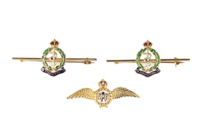 Lot 26 - An enamel RAF wings brooch, stamped '9CT', and...