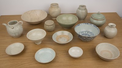 Lot 151 - Group of stoneware and porcelain pieces...
