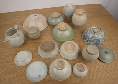 Lot 151 - Group of stoneware and porcelain pieces...