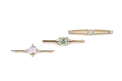 Lot 290 - An aquamarine and seed pearl bar brooch, the...