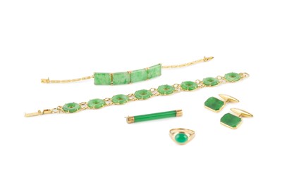 Lot 72 - A jade panel bracelet, designed as a line of...