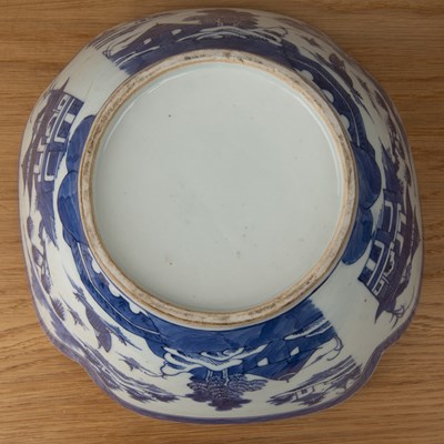 Lot 53 - Export blue and white porcelain square bowl...