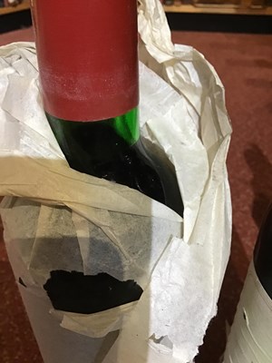 Lot 286 - Sixteen bottles of 1977 Chateau Latour 'Les...