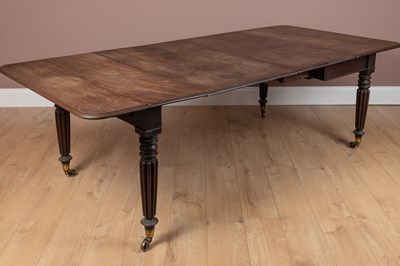 Lot 18 - A mahogany Gillows style drop-leaf extending dining table