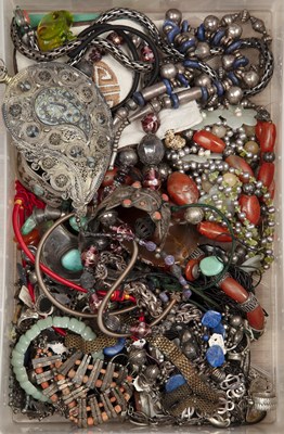 Lot 423 - Collection of costume and silver jewellery to...