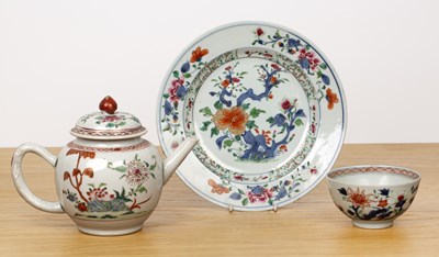Lot 105 - Group of three pieces of famille rose...