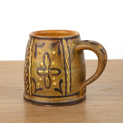 Lot 274 - 20th Century slipware mug, with repeating...