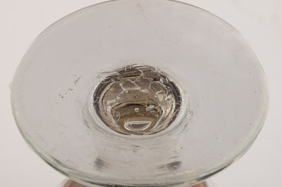 Lot 51 - A collection of glassware