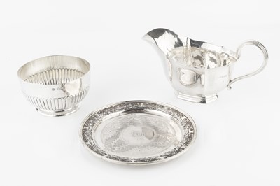 Lot 288 - A George V silver sauce boat, of shaped...