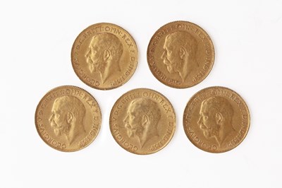 Lot 254 - Five George V sovereigns two dated 1926 (SA),...