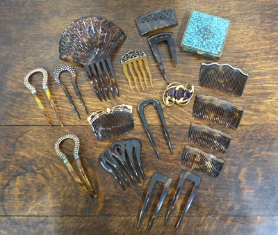 Lot 332 - Collection of vintage combs and hair pieces ...