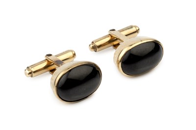 Lot A pair of star diopside cufflinks, the oval...