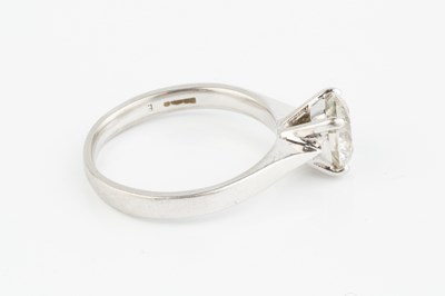Lot 267 - A diamond single stone ring, the old brilliant-...