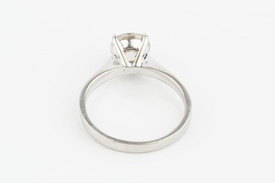 Lot 267 - A diamond single stone ring, the old brilliant-...