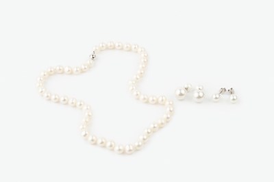 Lot 102 - A single strand freshwater pearl necklace, the...