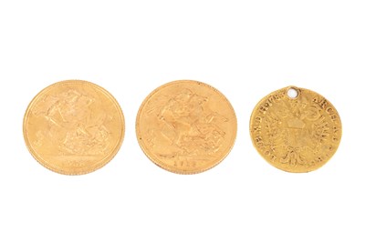 Lot 310 - A George V sovereign, dated 1912, an Elizabeth...