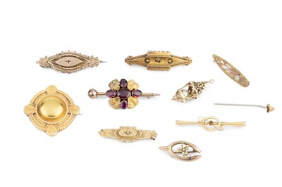 Lot 152 - A collection of brooches, comprising a...