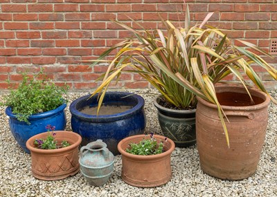 Lot 1274 - Various plant pots