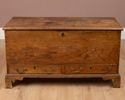 Lot 478 - A late 18th or early 19th century elm mule chest