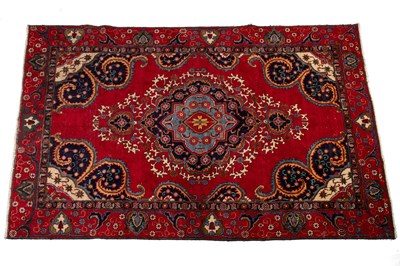 Lot 1184 - A modern machine woven Kashan style rug