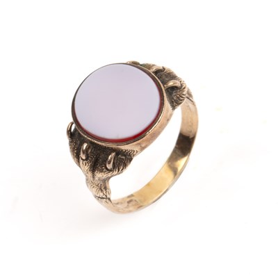 Lot 239 - Gentlemans signet ring 9ct gold, the shoulders...