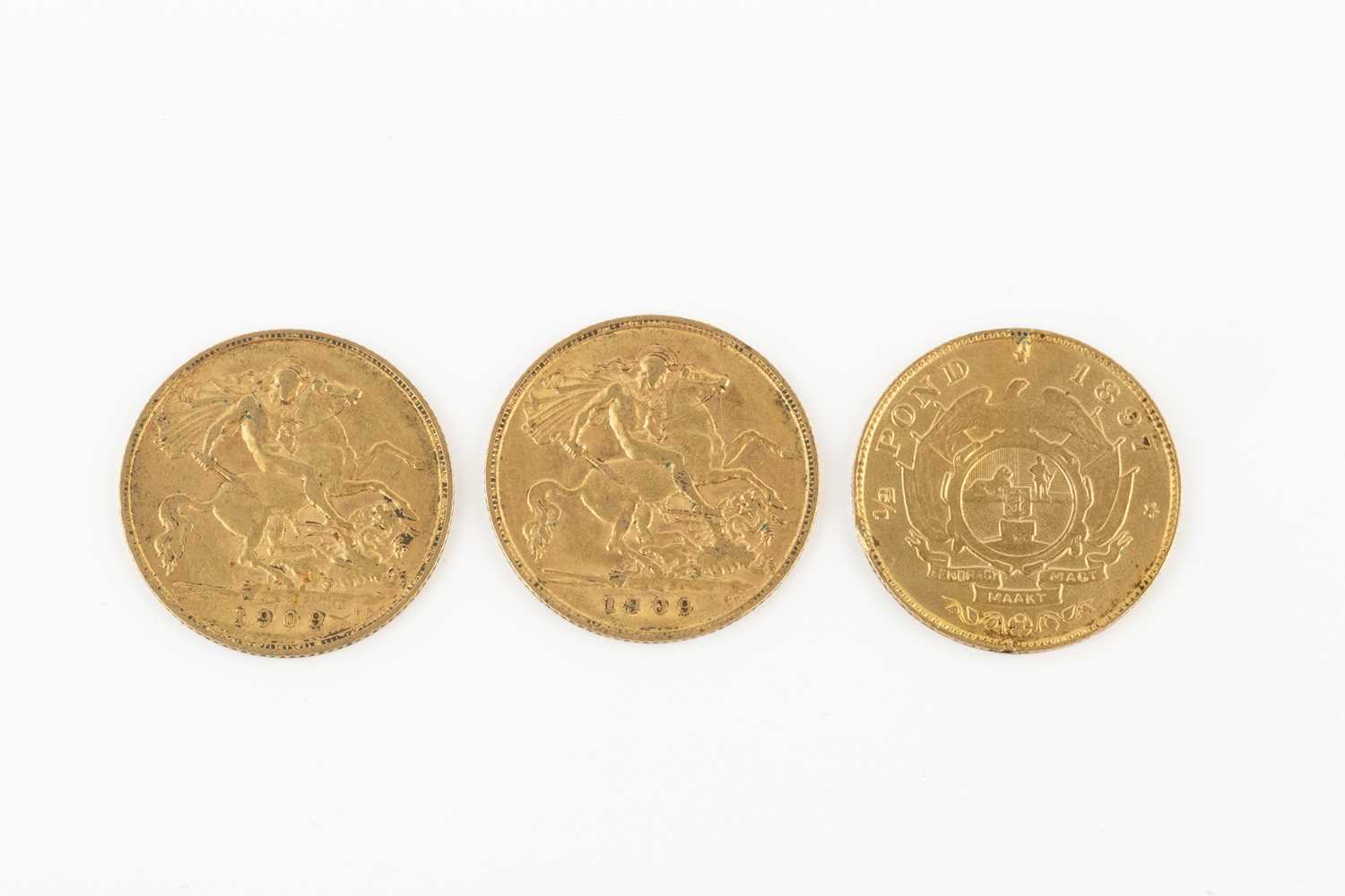 Lot Two Edwardian half sovereigns, 1909, and a...