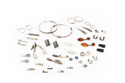 Lot 113 - A collection of silver jewellery, to include...