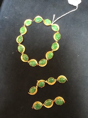 Lot 134 - An 18k gold, green stone and diamond necklace,...