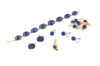 Lot 138 - An 18ct gold and lapis lazuli bracelet, set...