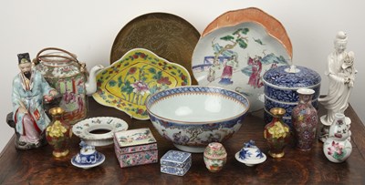 Lot 469 - Group of pieces including a Qianlong export...