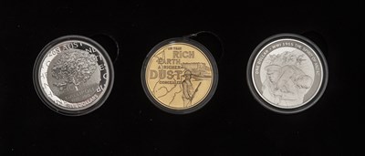Lot 337 - A collection of commemorative coins to include...