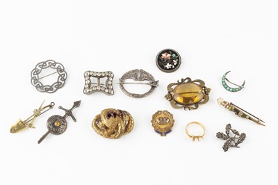 Lot 146 - A collection of jewellery, to include a yellow...