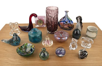 Lot 317 - Collection of various glass and studio glass...