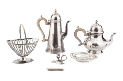 Lot 684 - A small quantity of silver plated items, to...