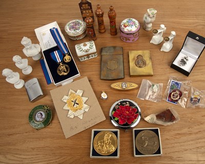 Lot 234 - Mixed group of items to include: brass vesta...