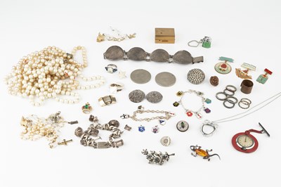 Lot 132 - A quantity of assorted costume jewellery, to...