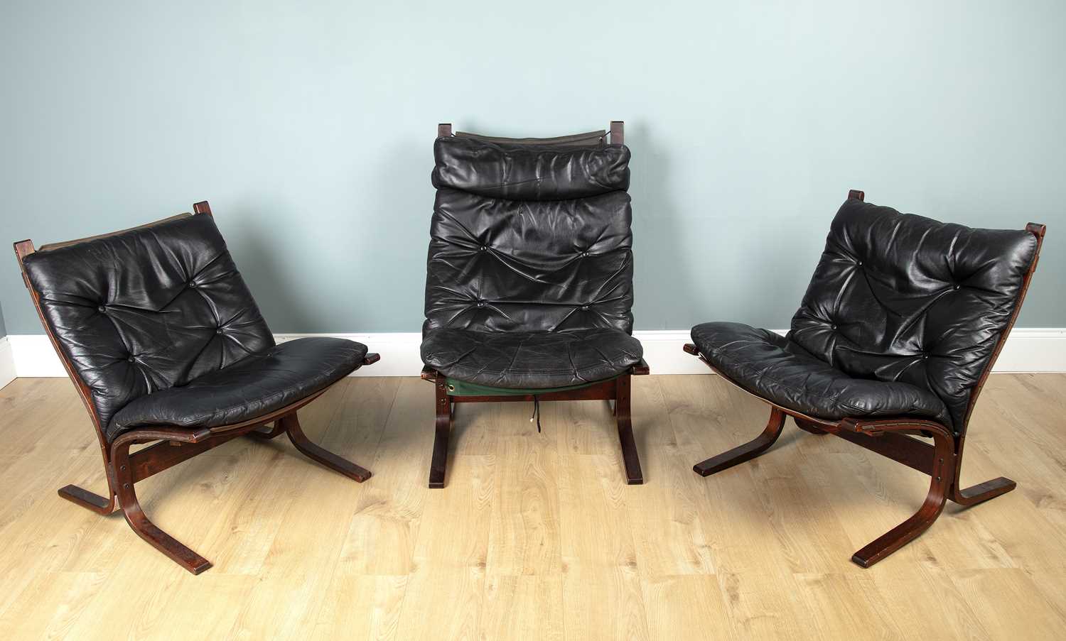Lot 1152 - A suite of three Ingmar Relling Siesta chairs