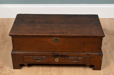 Lot 518 - A small oak chest