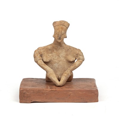 Lot 1135 - A pre-Columbian terracotta fertility figure