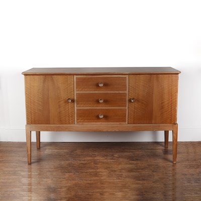 Lot 8 - Gordon Russell (1892-1980) of Broadway walnut,...