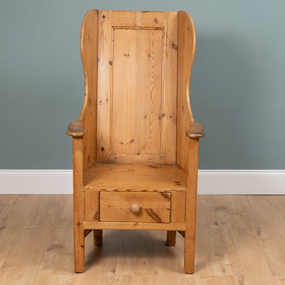 Lot 537 - A 20th century pine lambing chair