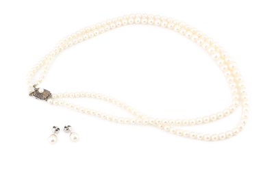 Lot 371 - A graduated cultured pearl double strand...