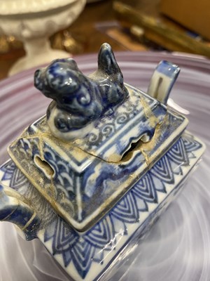Lot 231 - A collection of ceramics and glass ornaments