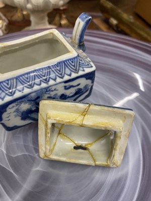 Lot 231 - A collection of ceramics and glass ornaments