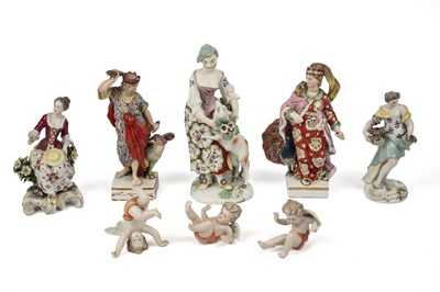 Lot 675 - A group of porcelain figurines