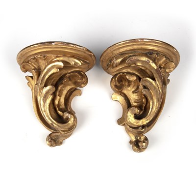 Lot 301 - A pair of Italian gilt carved wood small brackets