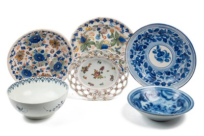 Lot 505 - A collection of tin glazed and other ceramics