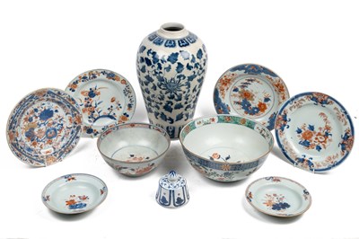 Lot 681 - A collection of Chinese porcelain