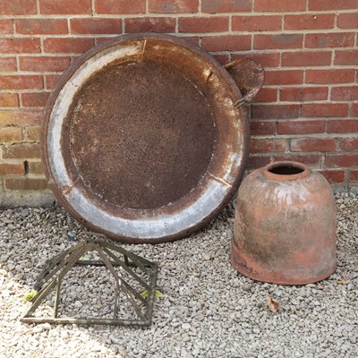 Lot 1432 - A collection of garden items