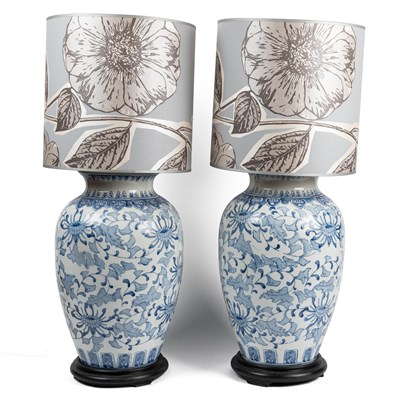 Lot 105 - A pair of modern blue and white pottery table lamps